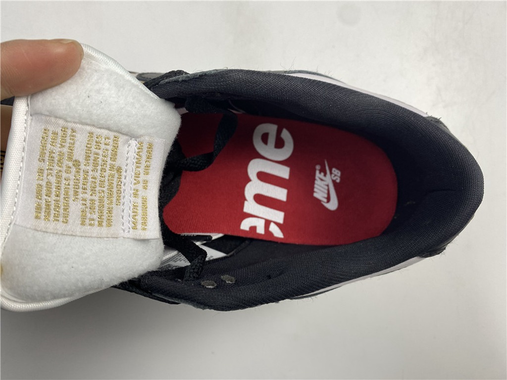 Svp*me x Nike SB Dunk Low DH3228-102